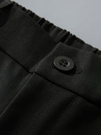 Pantalón recto relax negro: botón y costura en la zona de la cintura