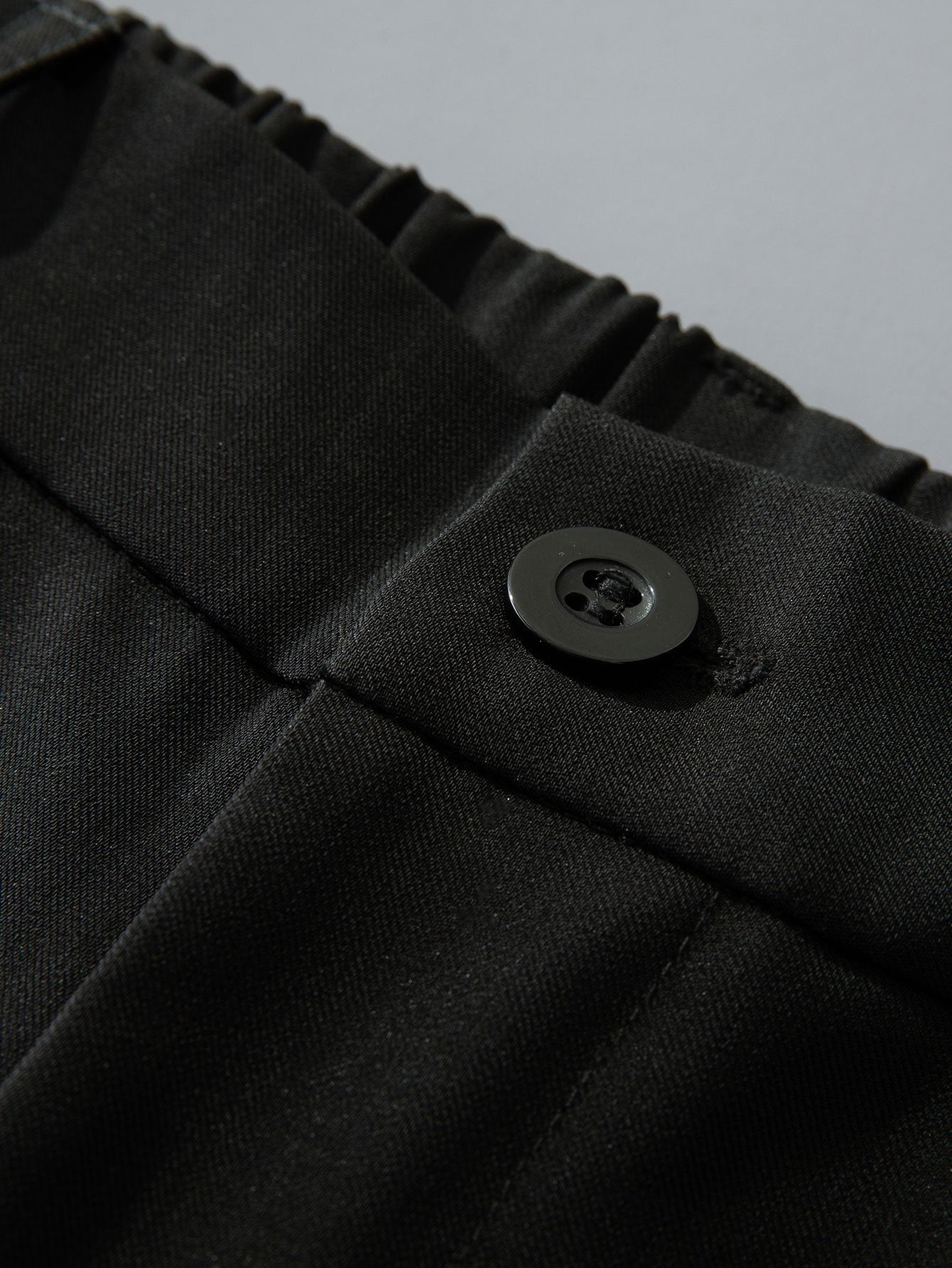 Pantalón recto relax negro: botón y costura en la zona de la cintura