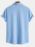 Camisa Milano azul claro de manga corta, cuello alto y espalda sin estampado.