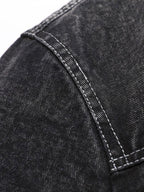 Costuras laterales de la cazadora vaquera gris con dobladillo y panel interno