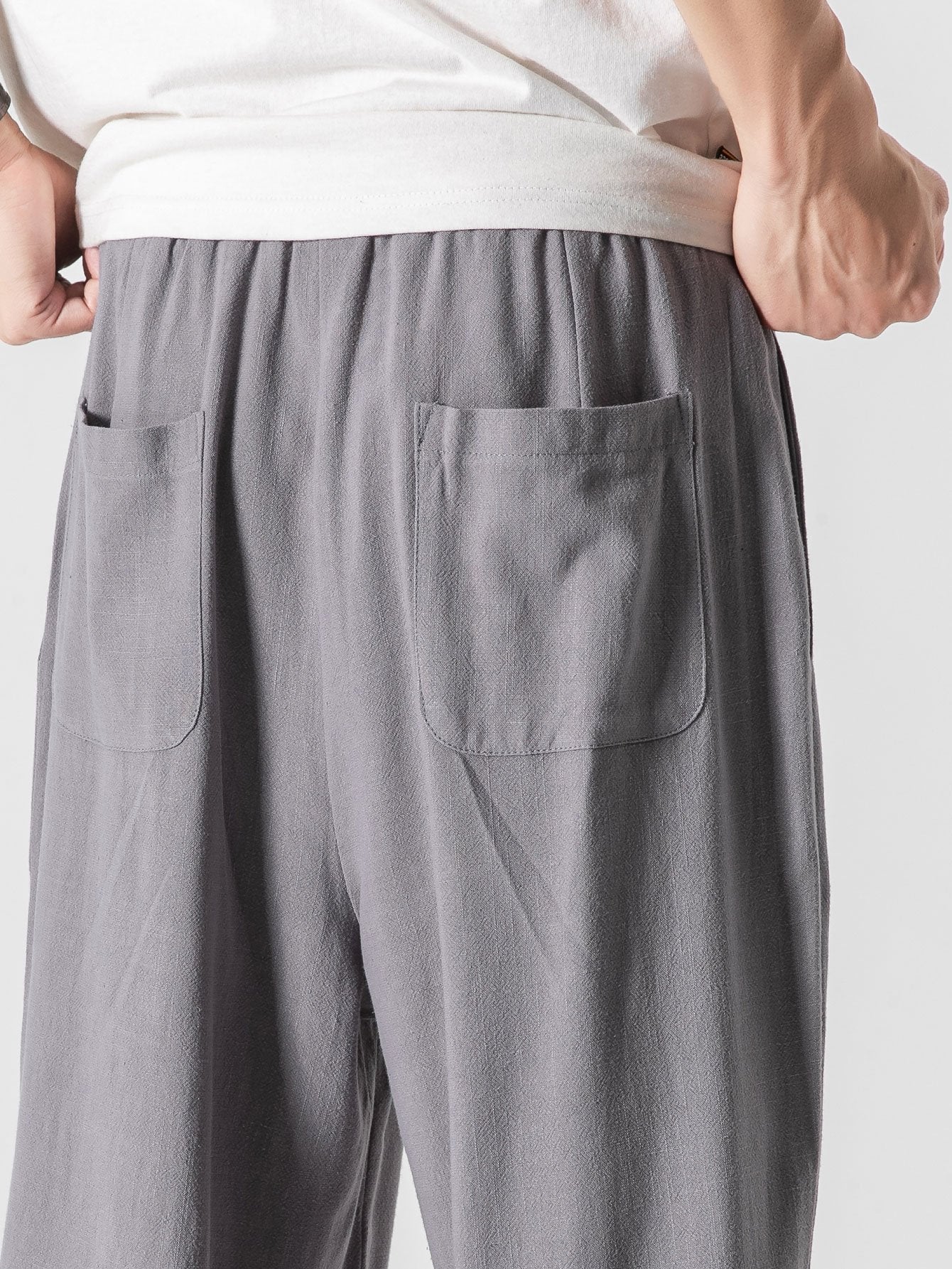 Pantalón wide leg de lino y algodón gris con bolsillos tipo parche delanteros.