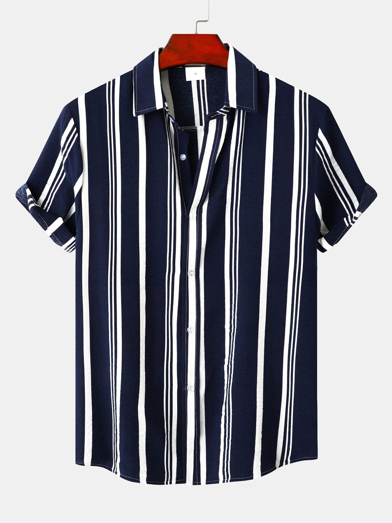 Camisa de botones de rayas marino y blancas, manga corta, cuello tipo camisa.