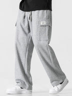 Pantalón cargo gris jaspeado con bolsillos laterales y trabillas en la cintura