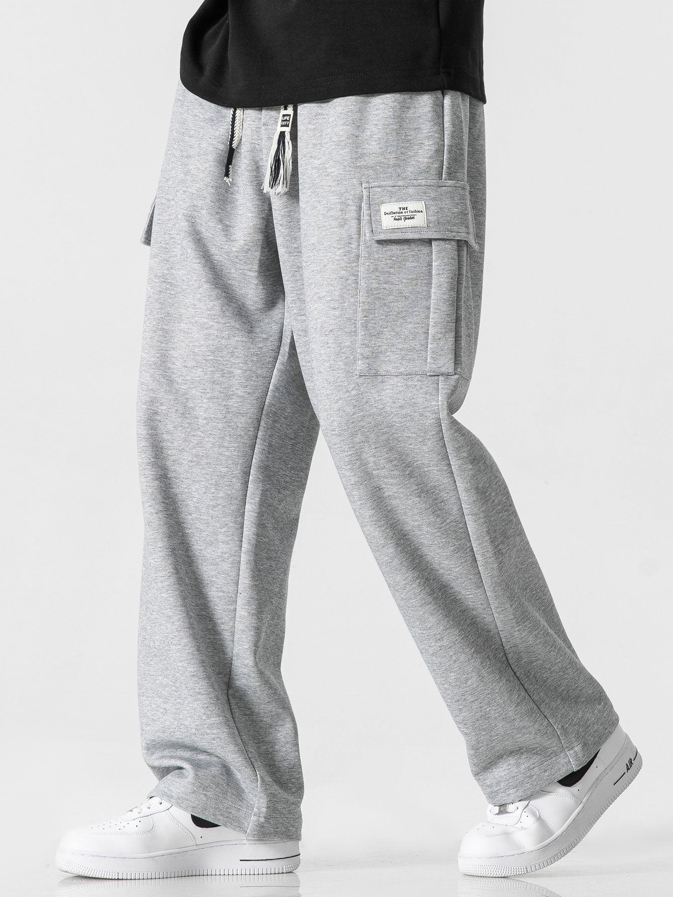 Pantalón cargo gris jaspeado con bolsillos laterales y trabillas en la cintura