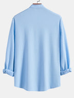 Camisa acanalada celeste de manga larga, cuello de pie y espalda lisa