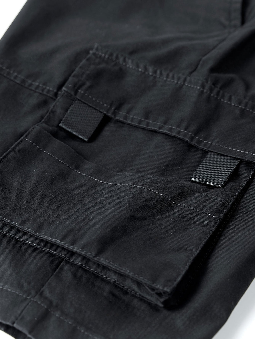 Pantalón corto negro con bolsillos y cierre frontal con botones