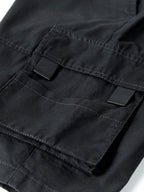 Pantalón corto negro con bolsillos y cierre frontal con botones