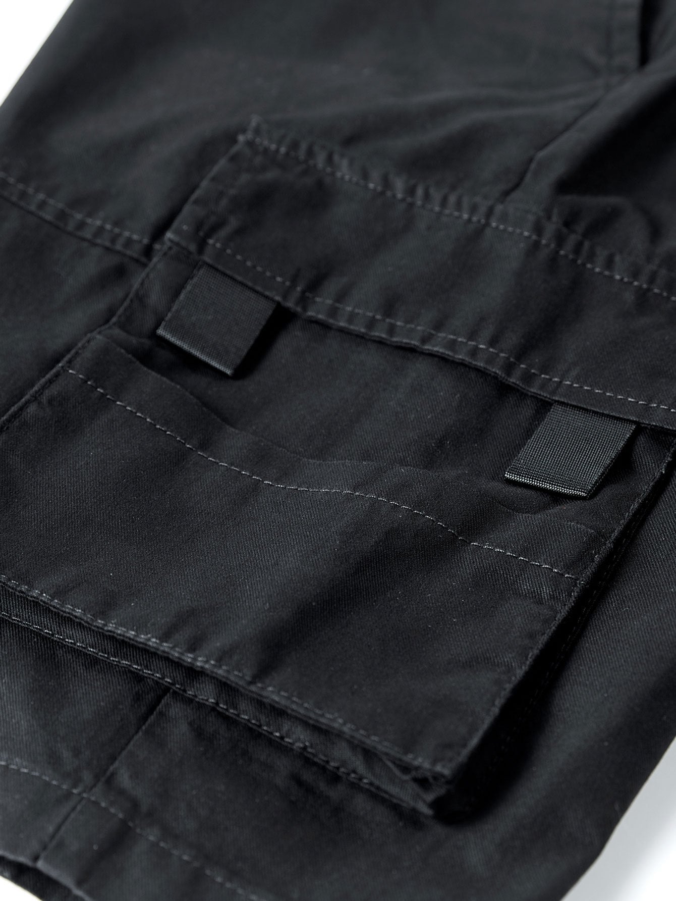 Pantalón corto negro con bolsillos y cierre frontal con botones