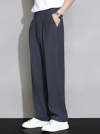 Pantalón recto relajado gris oscuro, cintura ajustada y bolsillos laterales; caída suelta.