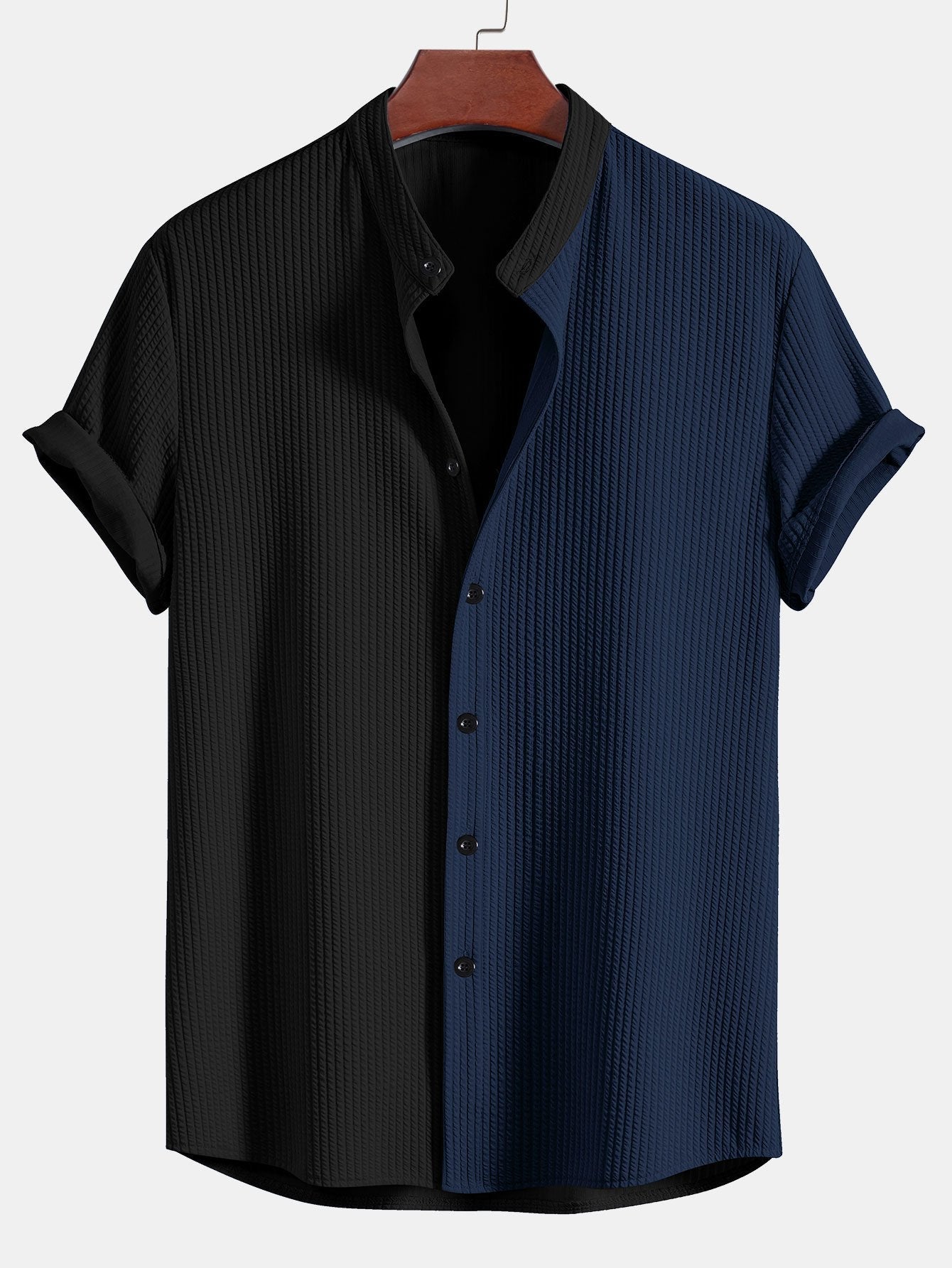 Camisa bicolor acanalada de dos tonos negro y azul marino, corte entallado.