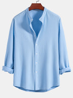 Camisa acanalada celeste de manga larga, cuello de pie y botones