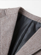 Detalle del cuello y solapa interior de blazer de cuadro príncipe gris con forro negro
