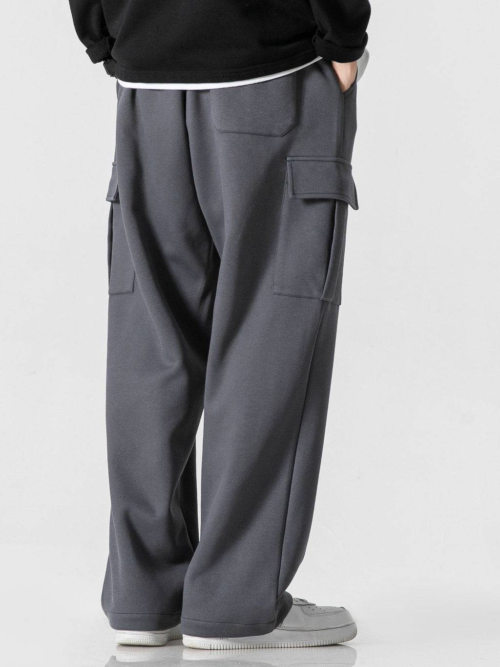 Pantalón cargo gris oscuro con bolsillos laterales y tiro relajado