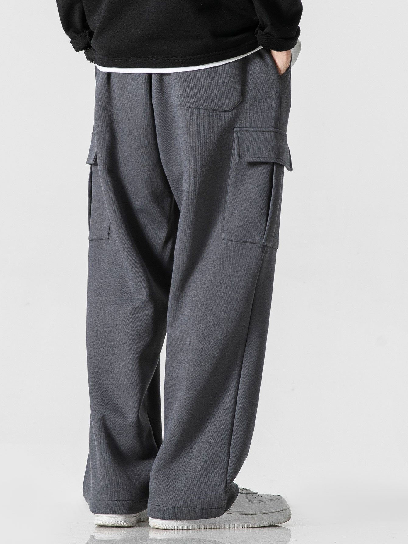 Pantalón cargo gris oscuro con bolsillos laterales y tiro relajado