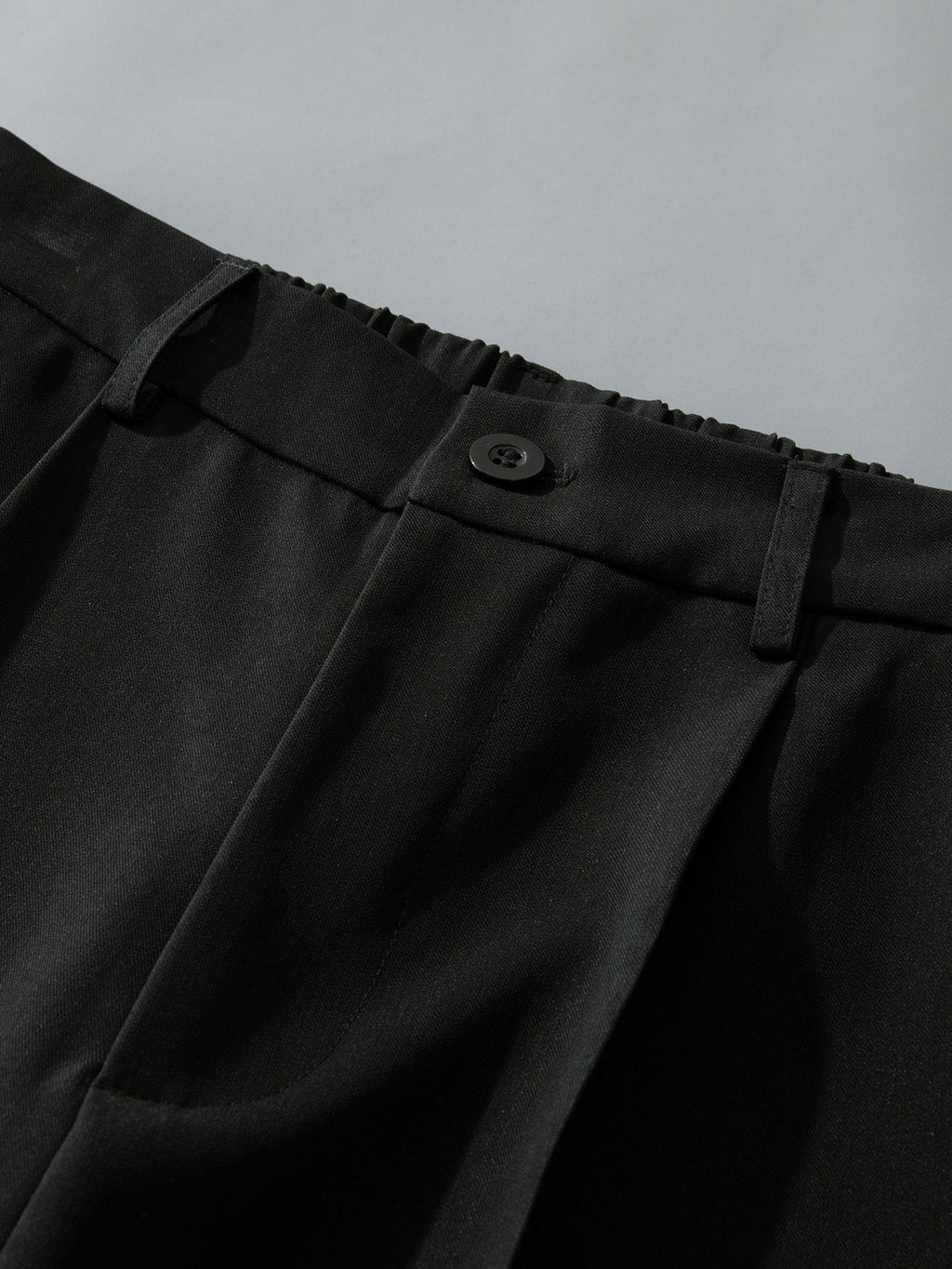 Pantalón recto relax negro con botón en la cintura y frunce