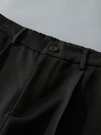 Pantalón recto relax negro con botón en la cintura y frunce
