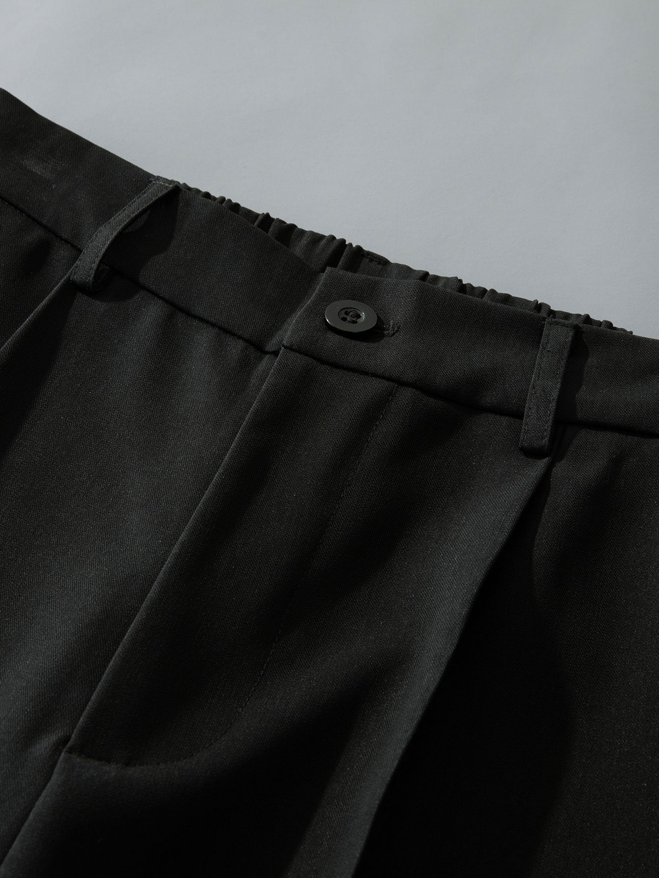 Pantalón recto relax negro con botón en la cintura y frunce