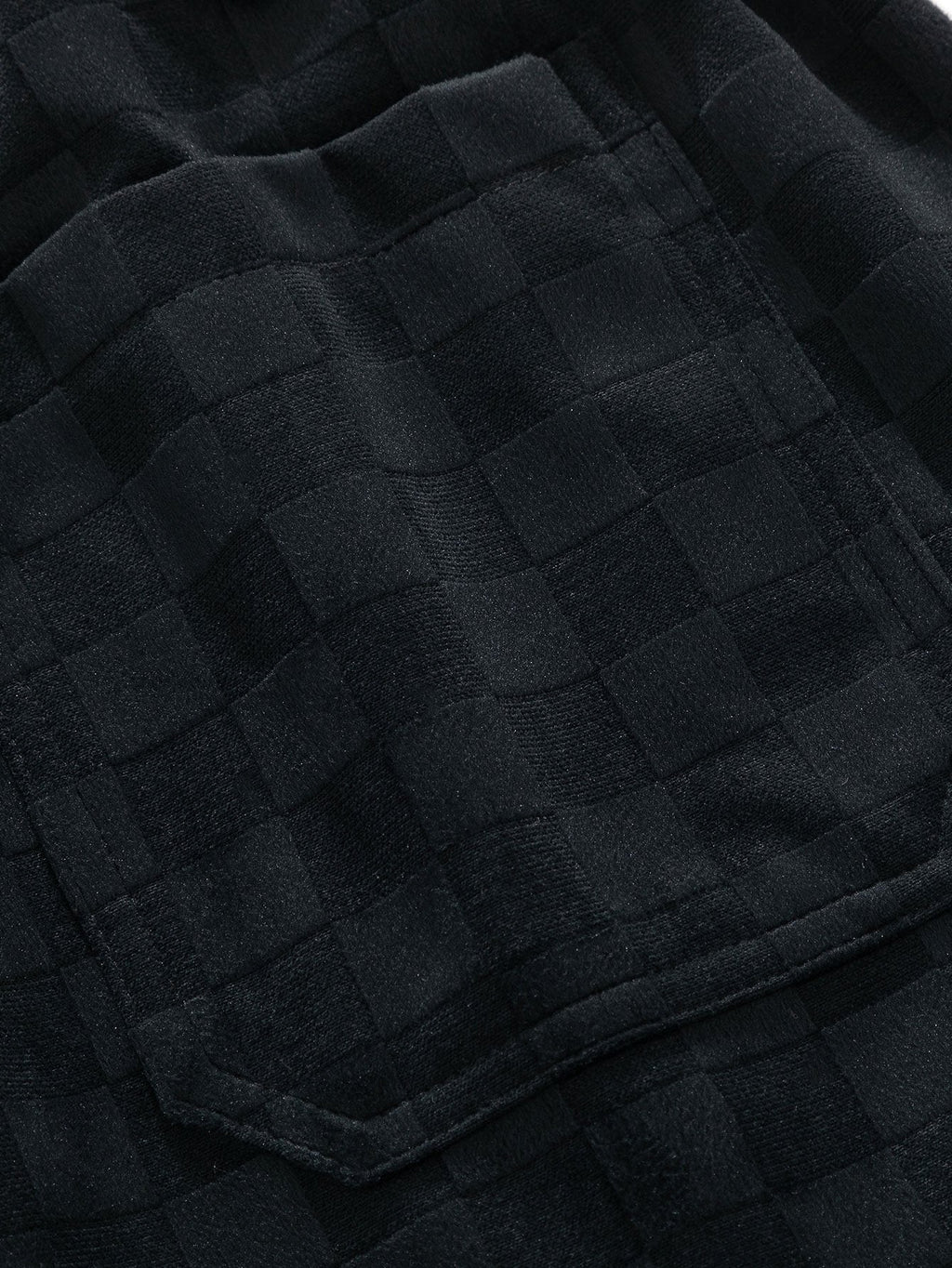 Detalle del tejido del pantalón con relieve cuadriculado en negro