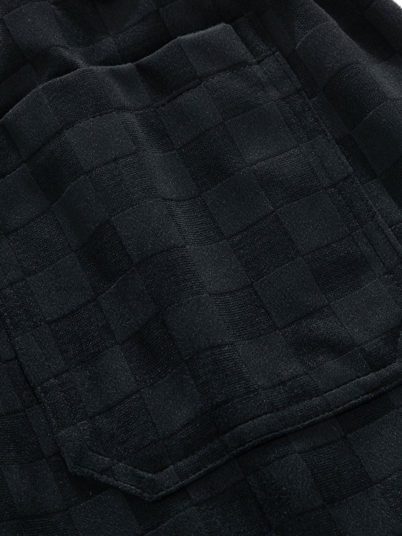 Detalle del tejido del pantalón con relieve cuadriculado en negro