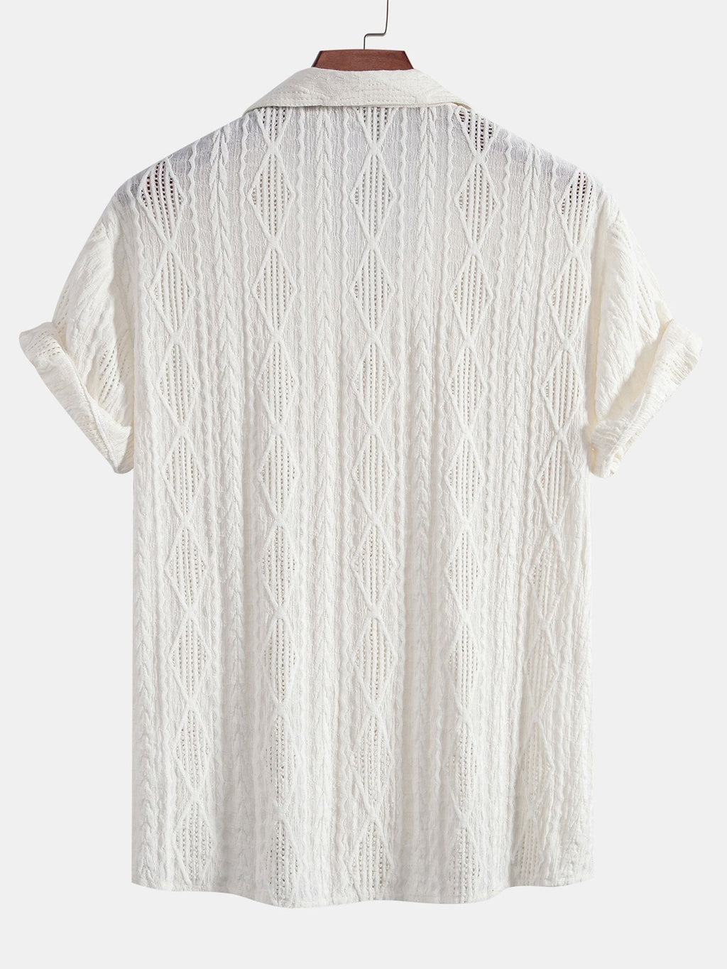 Camisa de manga corta blanca con espalda y cuello visibles, tejido acanalado con patrón.