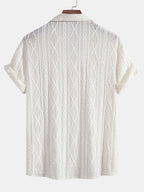 Camisa de manga corta blanca con espalda y cuello visibles, tejido acanalado con patrón.