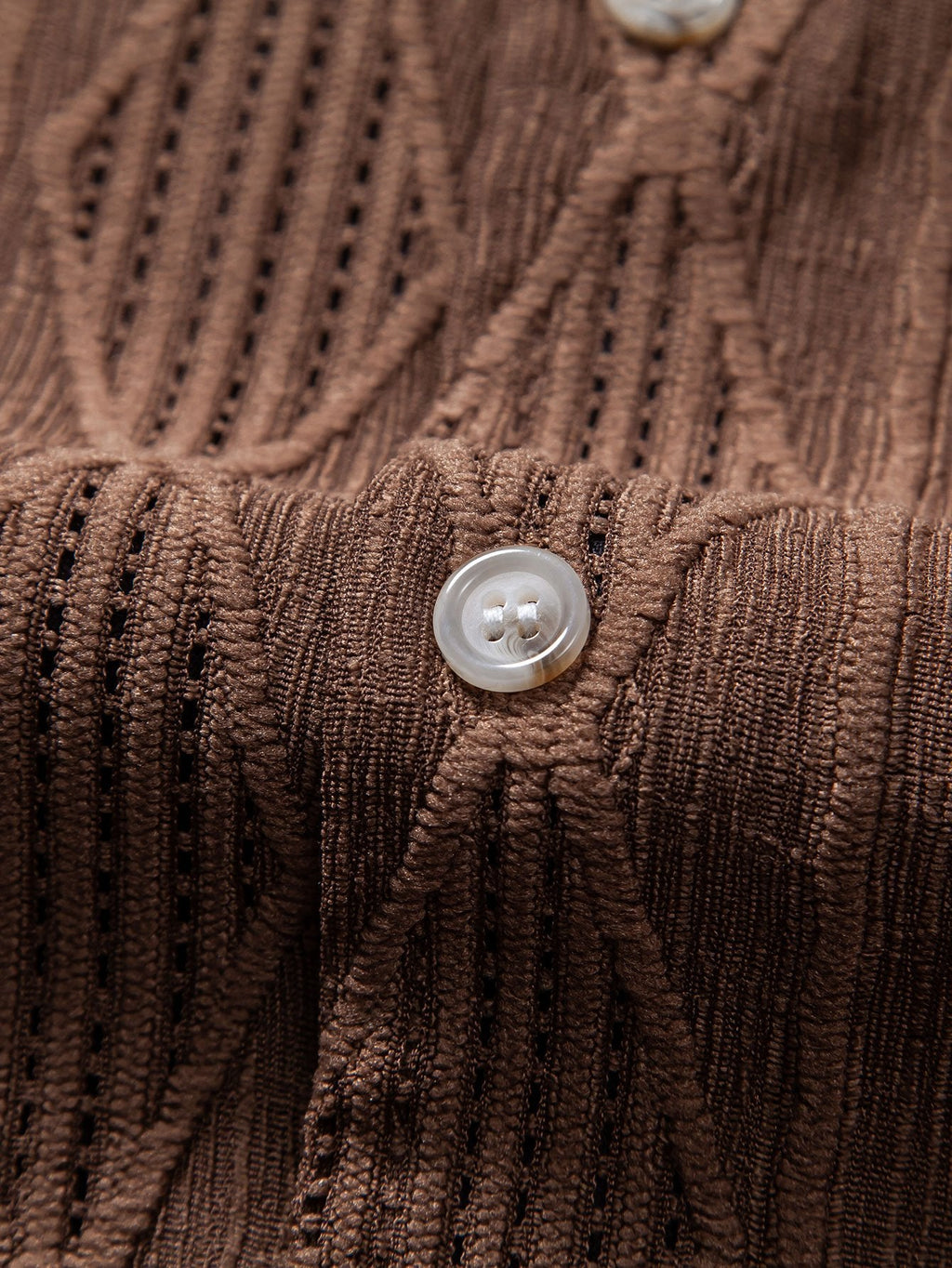 Camisa café: vista frontal con botones redondos y solapa, textura acanalada.