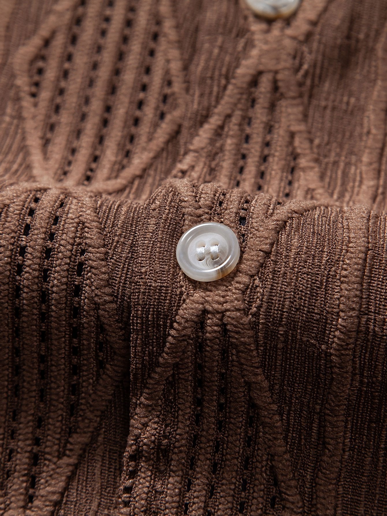 Camisa café: vista frontal con botones redondos y solapa, textura acanalada.