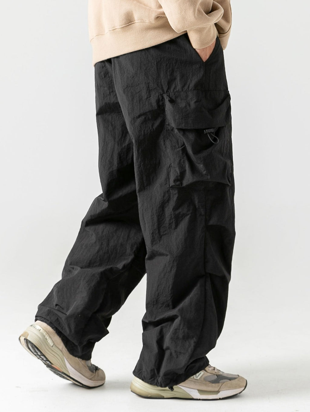 Pantalón paracaídas negro con bolsillos cargo grandes y elástico en la cintura