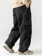 Pantalón paracaídas negro con bolsillos cargo grandes y elástico en la cintura