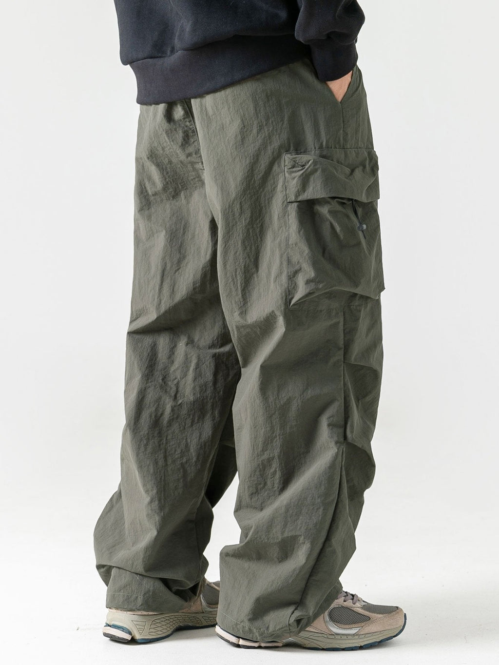 Pantalón paracaídas verde oscuro con bolsillos cargo y bajo ancho ajustado
