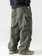 Pantalón paracaídas verde oscuro con bolsillos cargo y bajo ancho ajustado