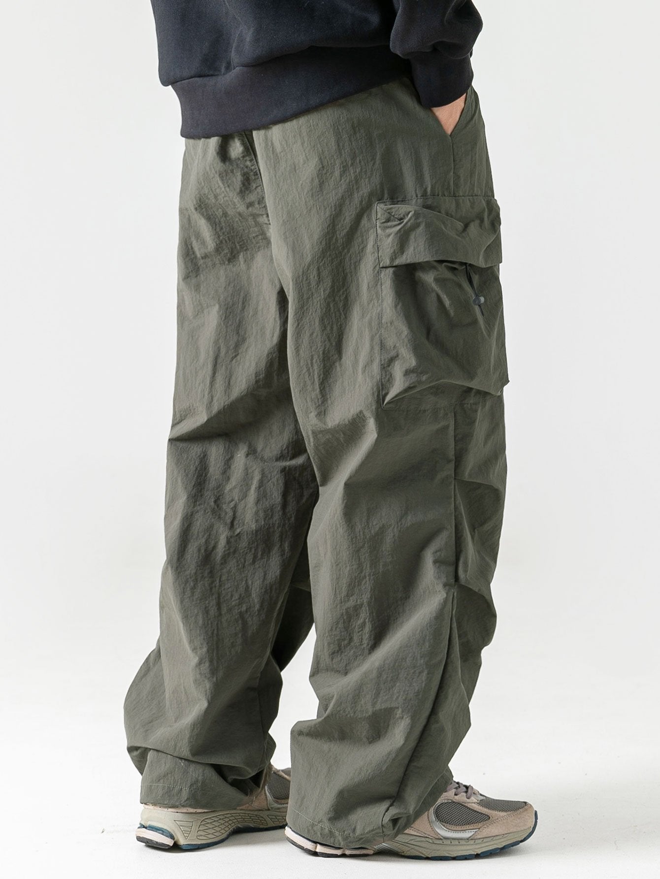 Pantalón paracaídas verde oscuro con bolsillos cargo y bajo ancho ajustado