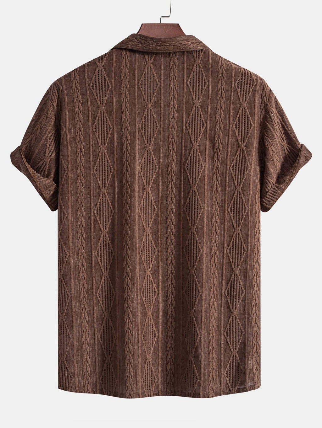 Camisa de manga corta color café con espalda lisa y textura acanalada en rombos.