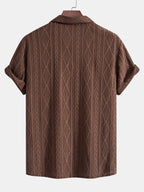 Camisa de manga corta color café con espalda lisa y textura acanalada en rombos.
