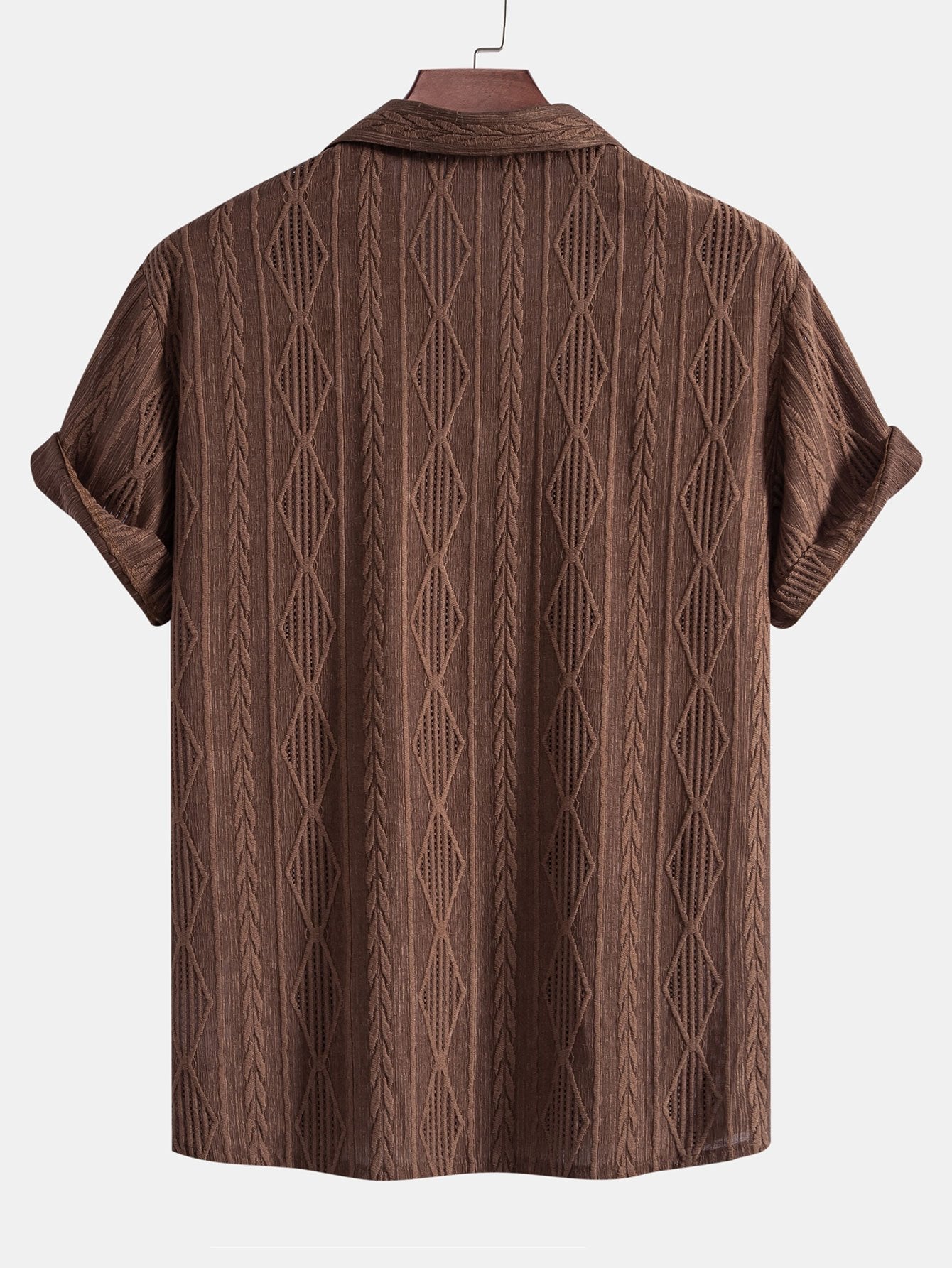 Camisa de manga corta color café con espalda lisa y textura acanalada en rombos.