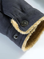 Borde inferior con borreguito beige y botones a presión en chaqueta tipo chino