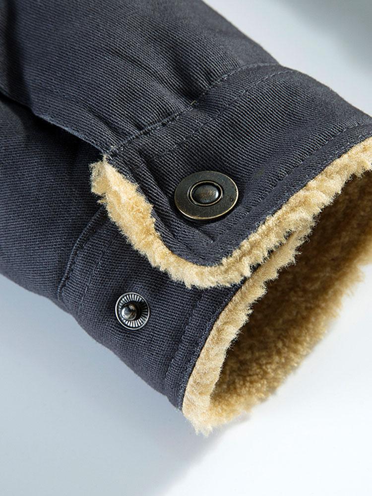 Borde inferior con borreguito beige y botones a presión en chaqueta tipo chino