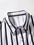 Camisa a rayas blancas y negras con cuello, botones y detalle de costura
