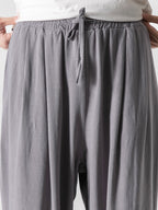 Pantalón wide leg de lino y algodón gris con lazo en la cintura y acabado fruncido.