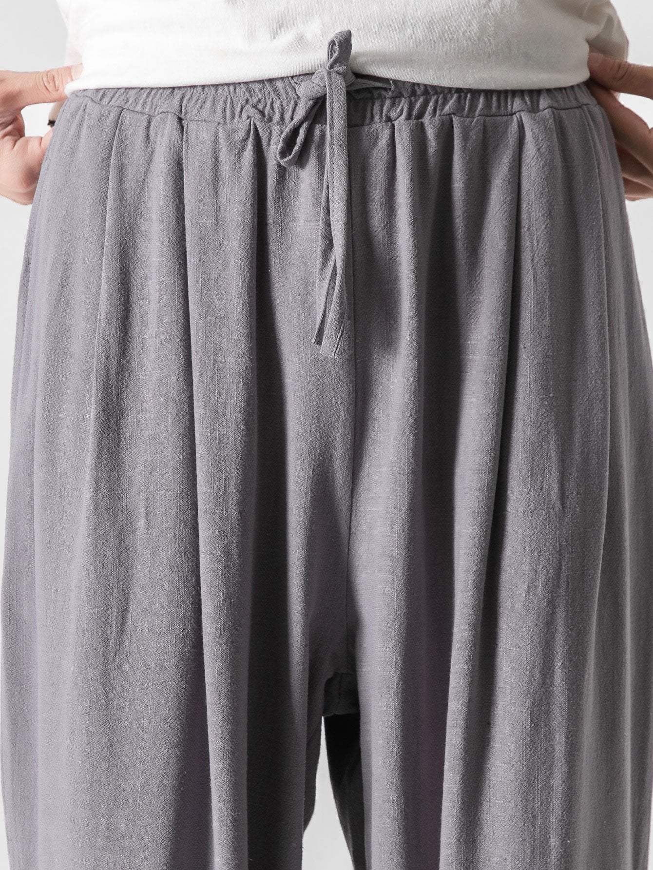 Pantalón wide leg de lino y algodón gris con lazo en la cintura y acabado fruncido.