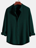 Camisa de manga larga acanalada verde oscuro, cuello de pie, botonadura frontal