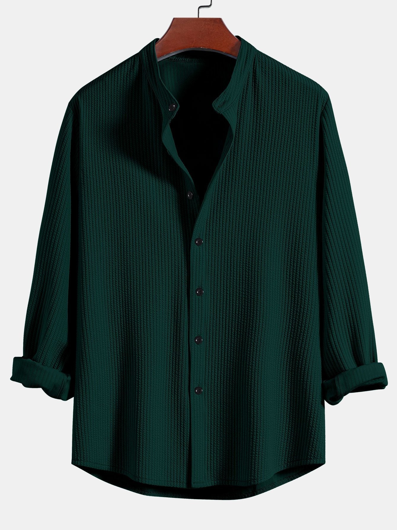 Camisa de manga larga acanalada verde oscuro, cuello de pie, botonadura frontal