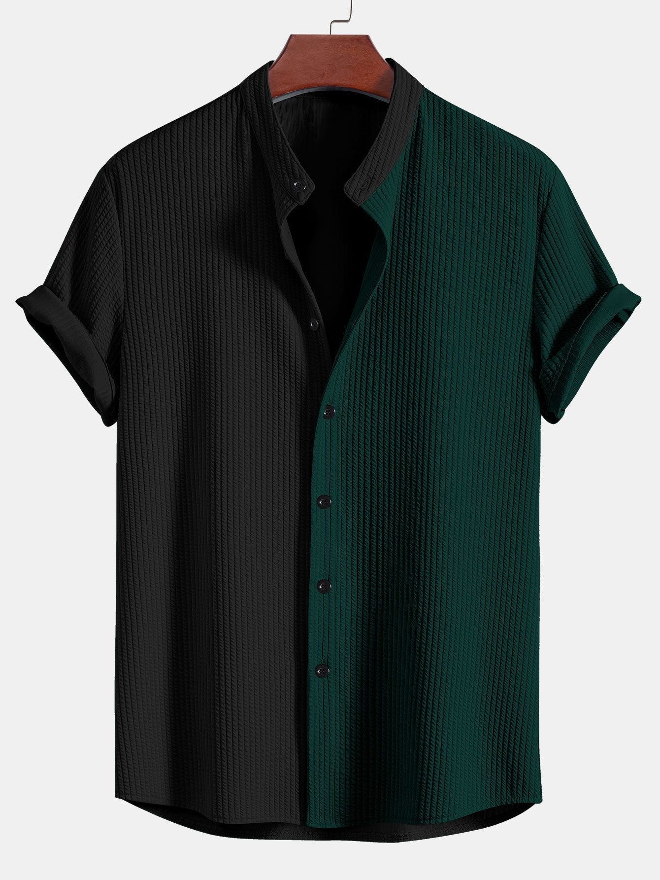 Camisa bicolor acanalada de dos tonos negro y verde, corte entallado.