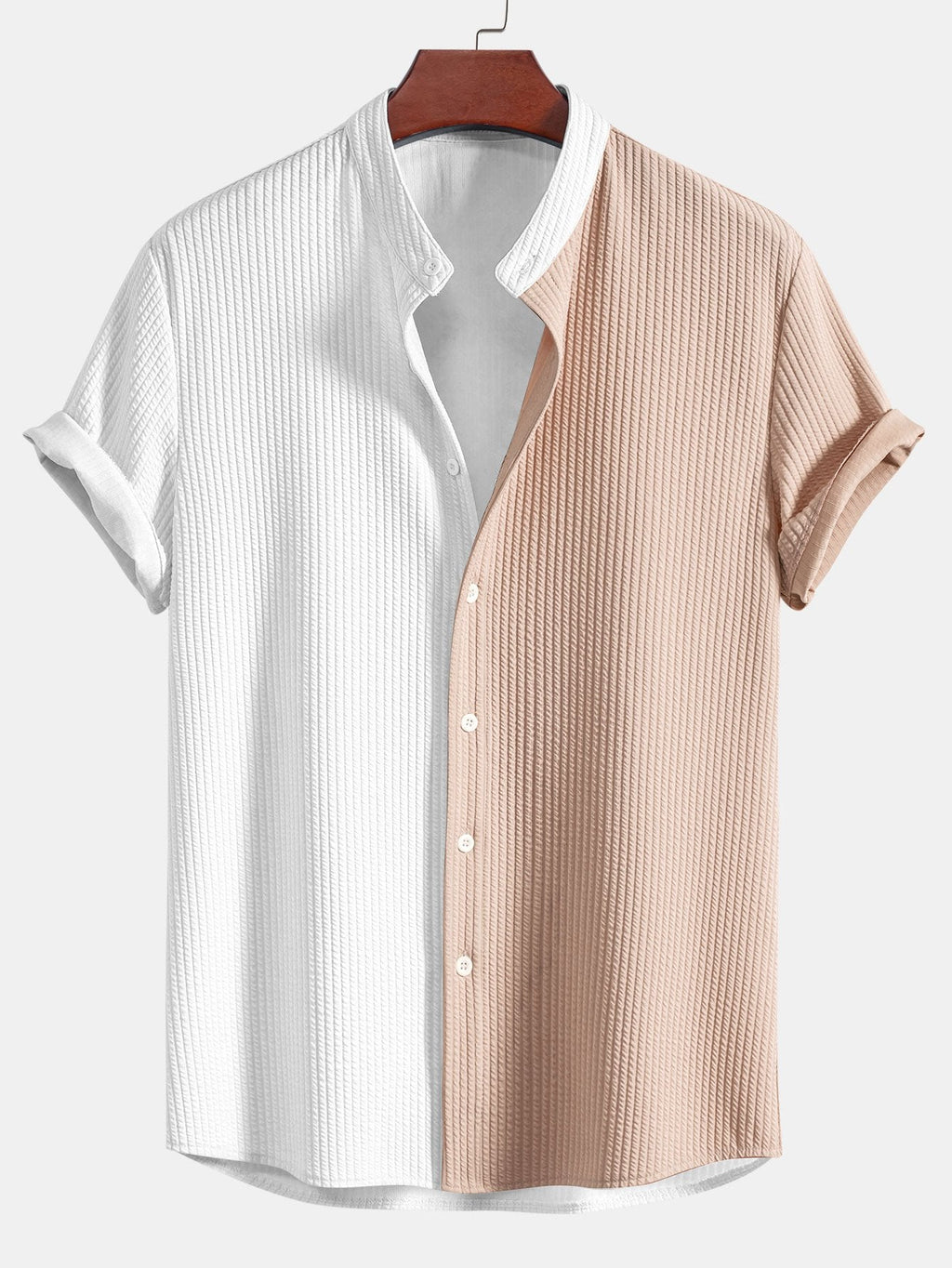 Camisa de dos tonos blanco y beige, cuello de pie acanalado, manga corta abotonada