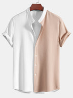 Camisa de dos tonos blanco y beige, cuello de pie acanalado, manga corta abotonada