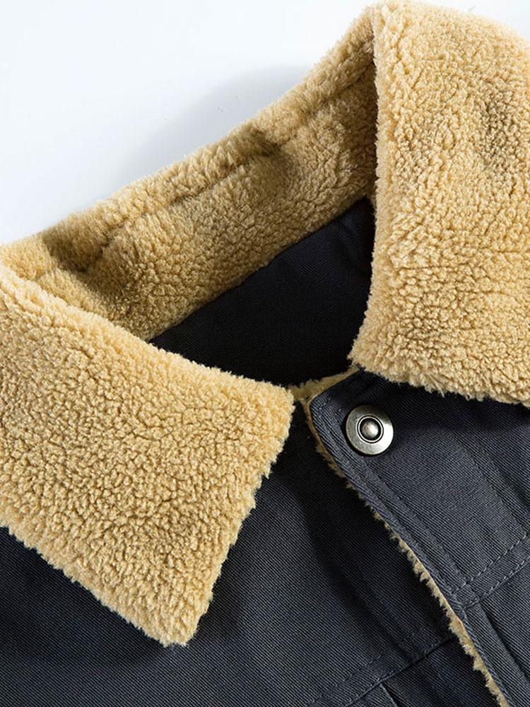 Cuello y solapa de borreguito beige en chaqueta tipo chino, con botón a presión