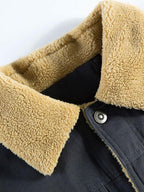 Cuello y solapa de borreguito beige en chaqueta tipo chino, con botón a presión