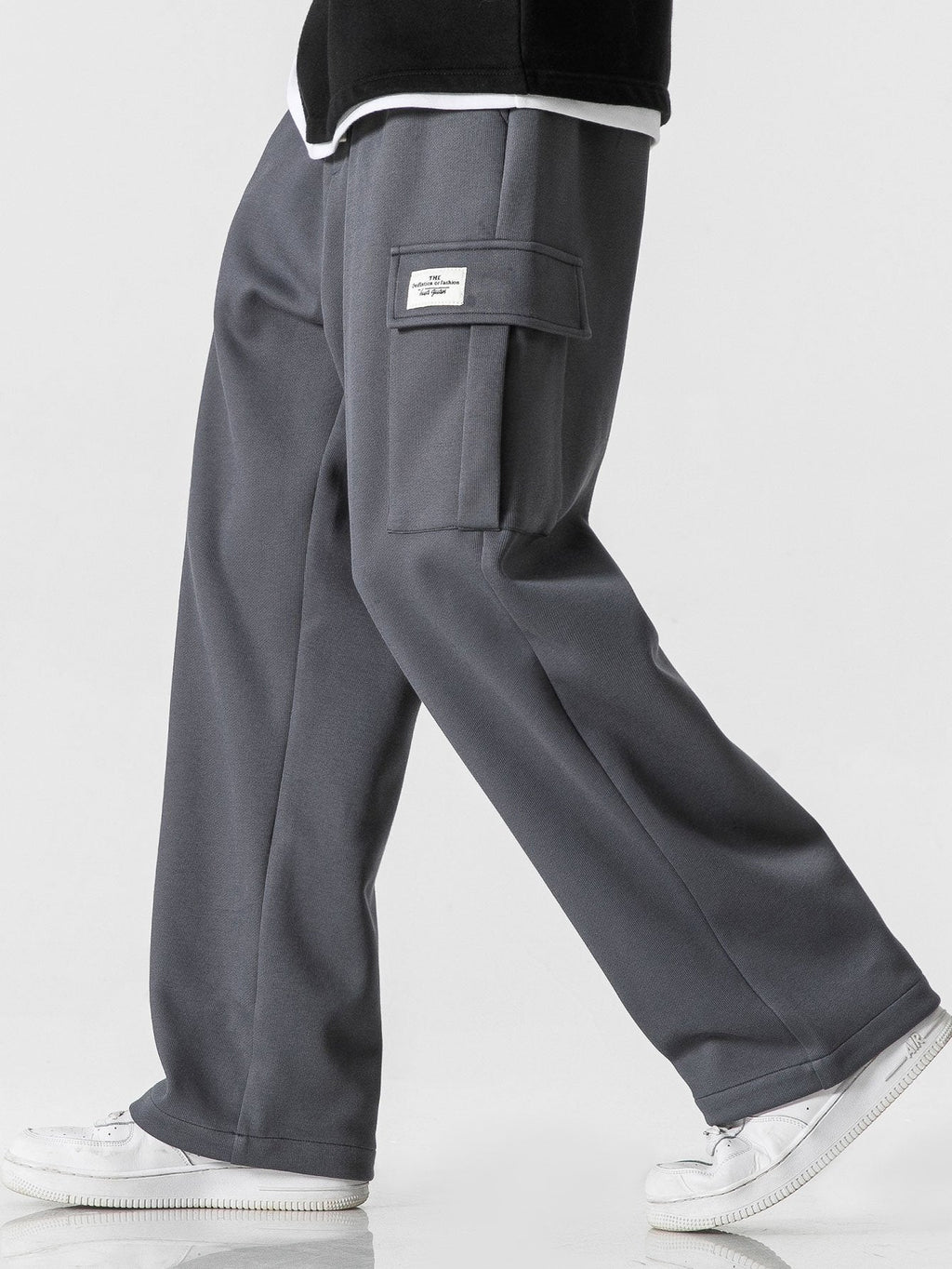 Pantalón cargo gris oscuro con solapa y bolsillo cargo en la pierna