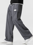 Pantalón cargo gris oscuro con solapa y bolsillo cargo en la pierna