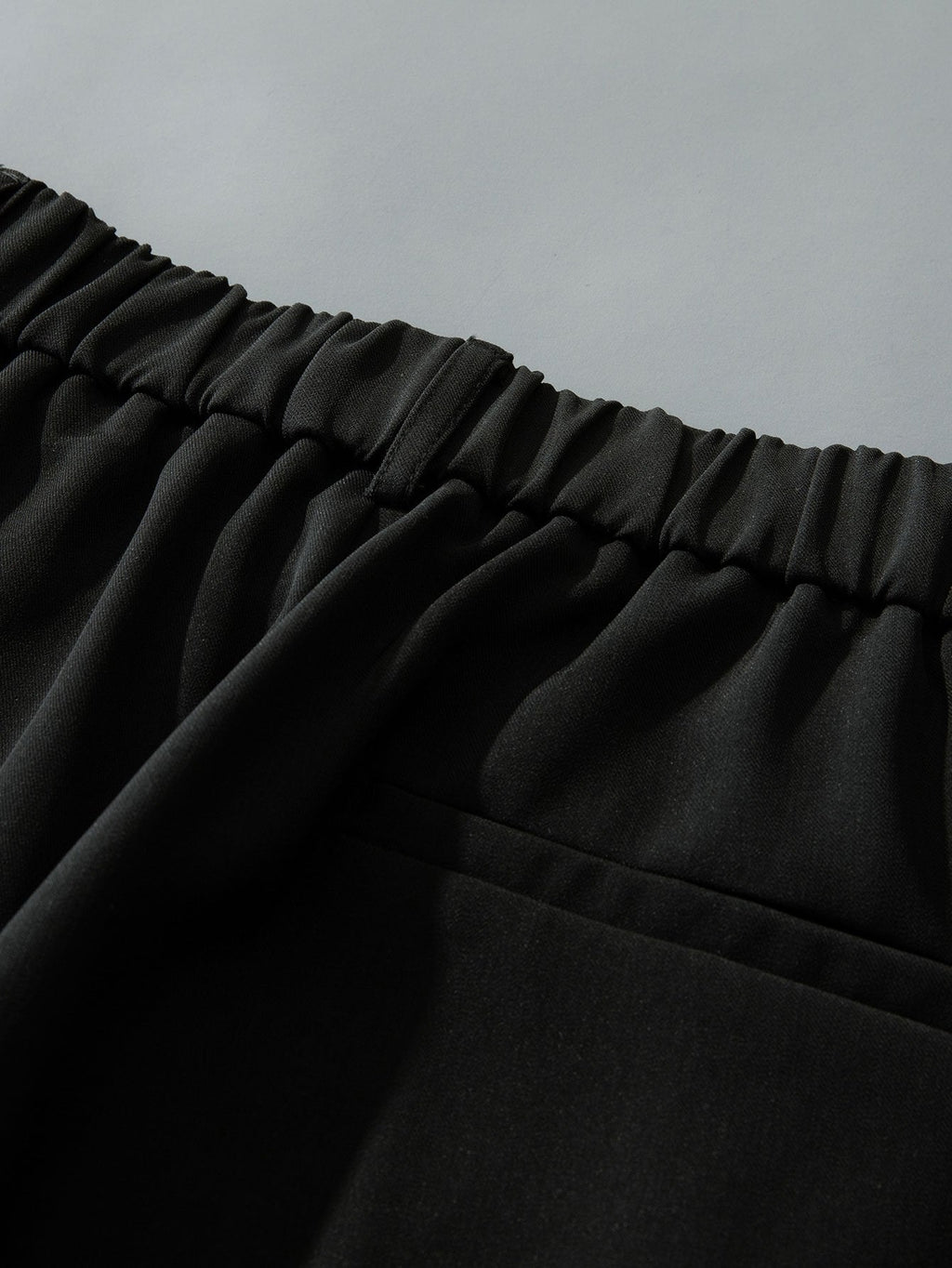 Pantalón recto relax negro: cintura elástica con frunce